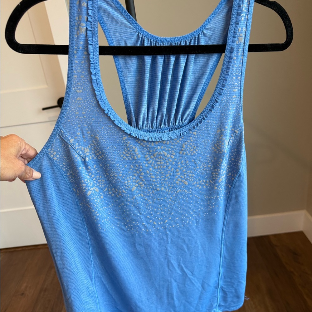 Lululemon reflective free flowing blue tank top size 10 - EUC